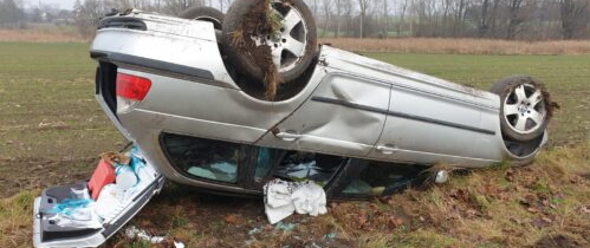 Samochód marki BMW na dachu w przydrożnym rowie