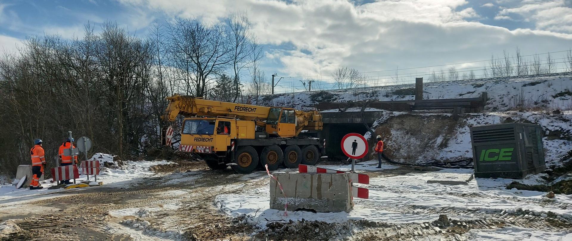 Zdjęcie przedstawia prace budowlane podczas przebudowy wiaduktu w Podlesicach
