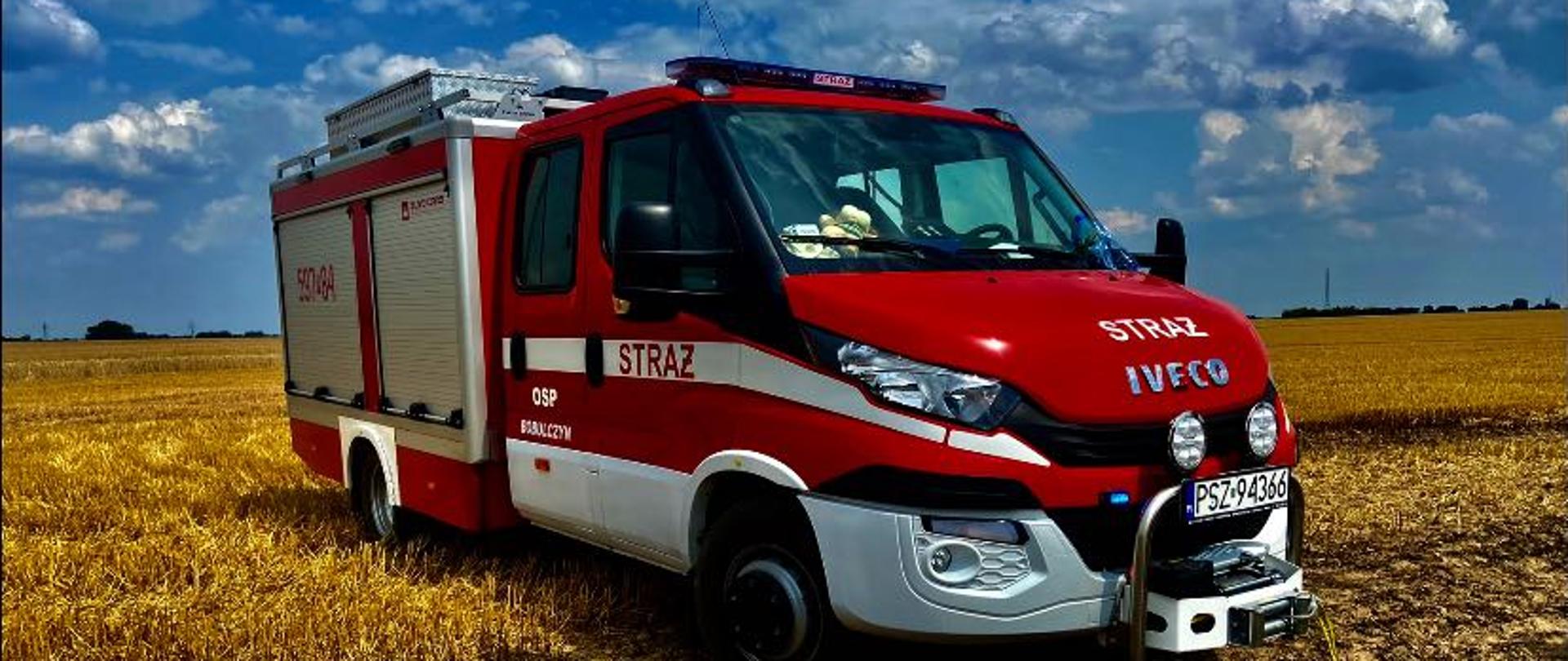 Samochód strażacki znajduje się na ściernisku