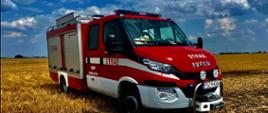 Samochód strażacki znajduje się na ściernisku
