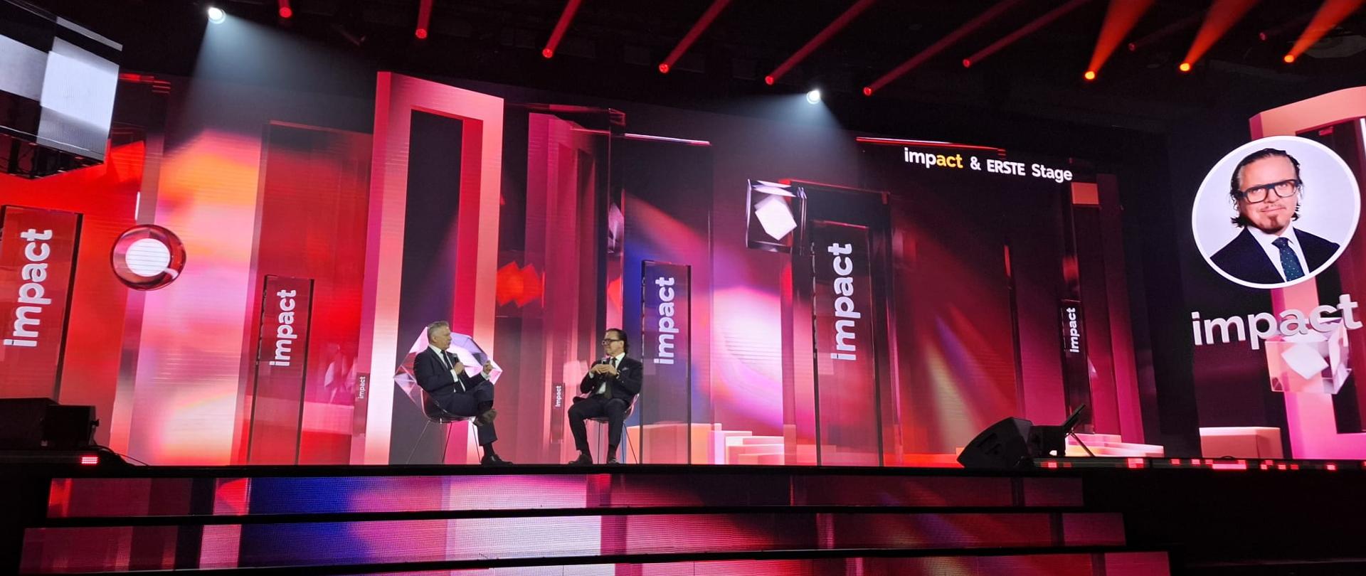 Minister Wojciech Balczun w trakcie fireside chat z red. Grzegorzem Kajdanowiczem