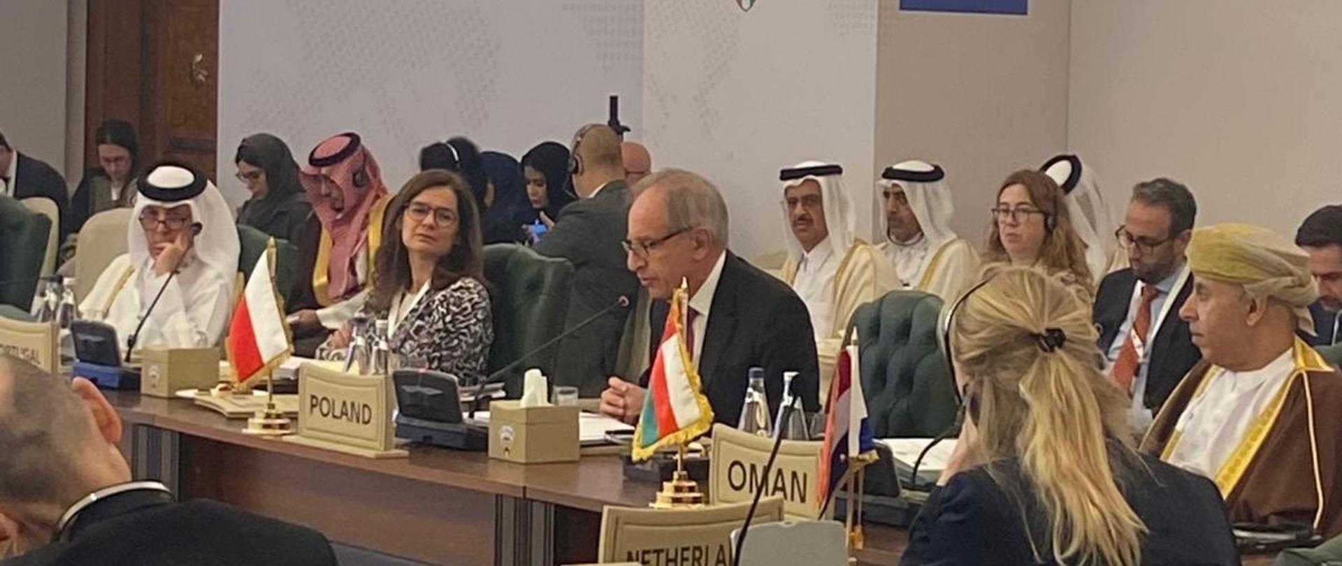 Min. Bartoszewski przemawia na forum