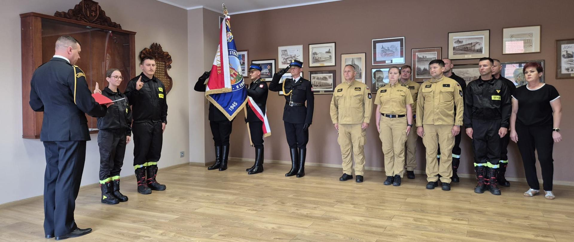 Strażacy podczas uroczystej zbiórki 