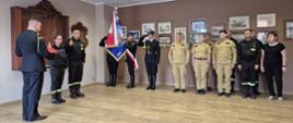 Strażacy podczas uroczystej zbiórki 