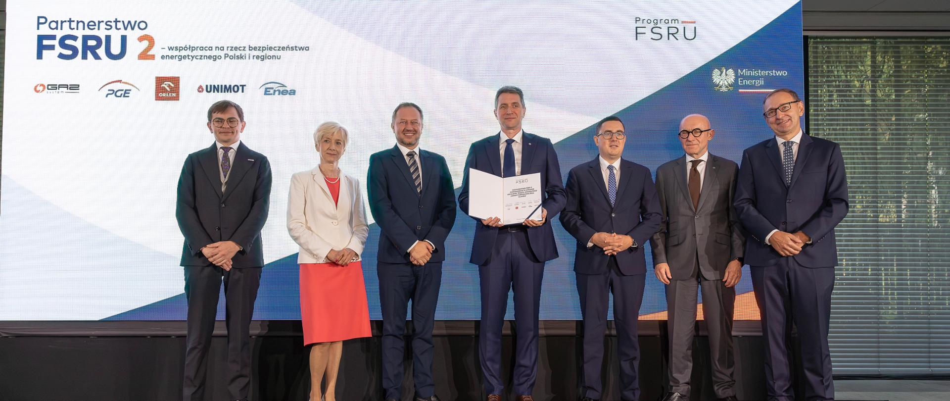 Minister Energii, Wiceminister Energii i pięc innych osób na scenie