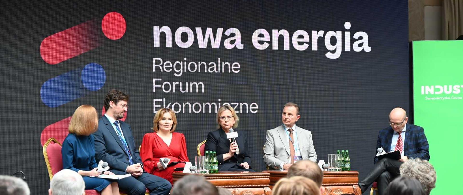 Minister Anna Moskwa podczas panelu dyskusyjnego na Regionalnym Forum Ekonomicznym w Kielcach.