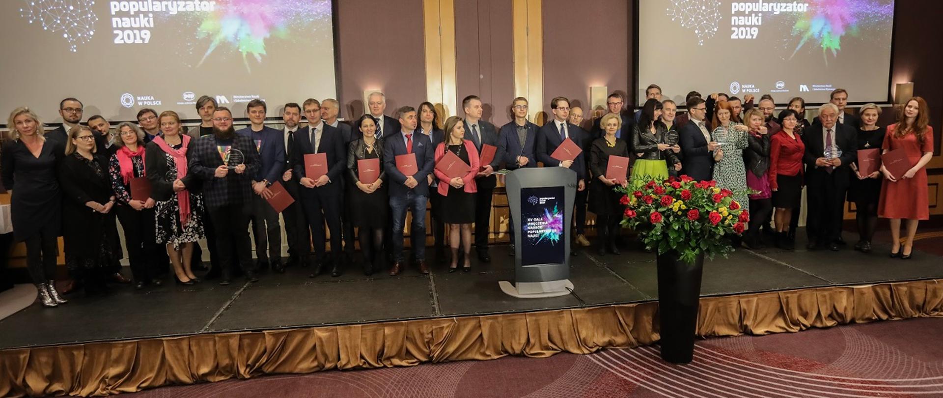 Zdjęcie zbiorowe uczestników uroczystości