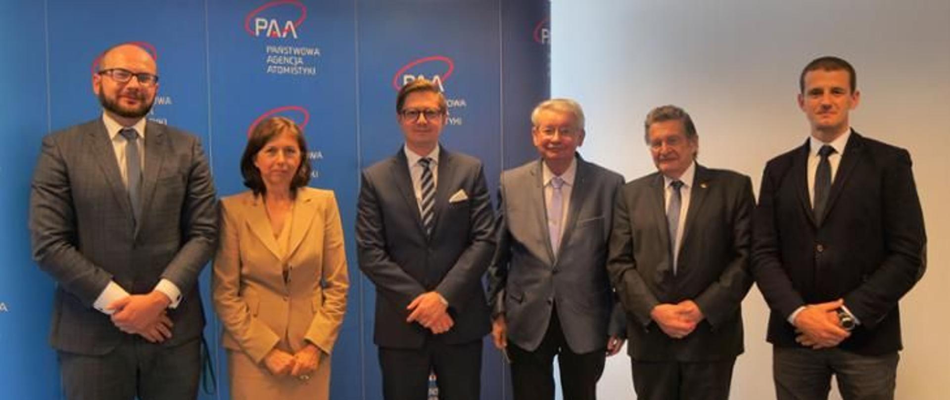 Group photo. From the left: Wojciech Cel - Deputy Director of IMWM-PIB, Ewa Krogulec - Head of the Department of Hydrogeology and Geophysics, University of Warsaw, Łukasz Młynarkiewicz PAA President, Andrzej Chmielewski - Director of ICHTJ, Paweł Krajewski - CLOR Director, Piotr Szmytkiewicz - Deputy Director of IBW PAN