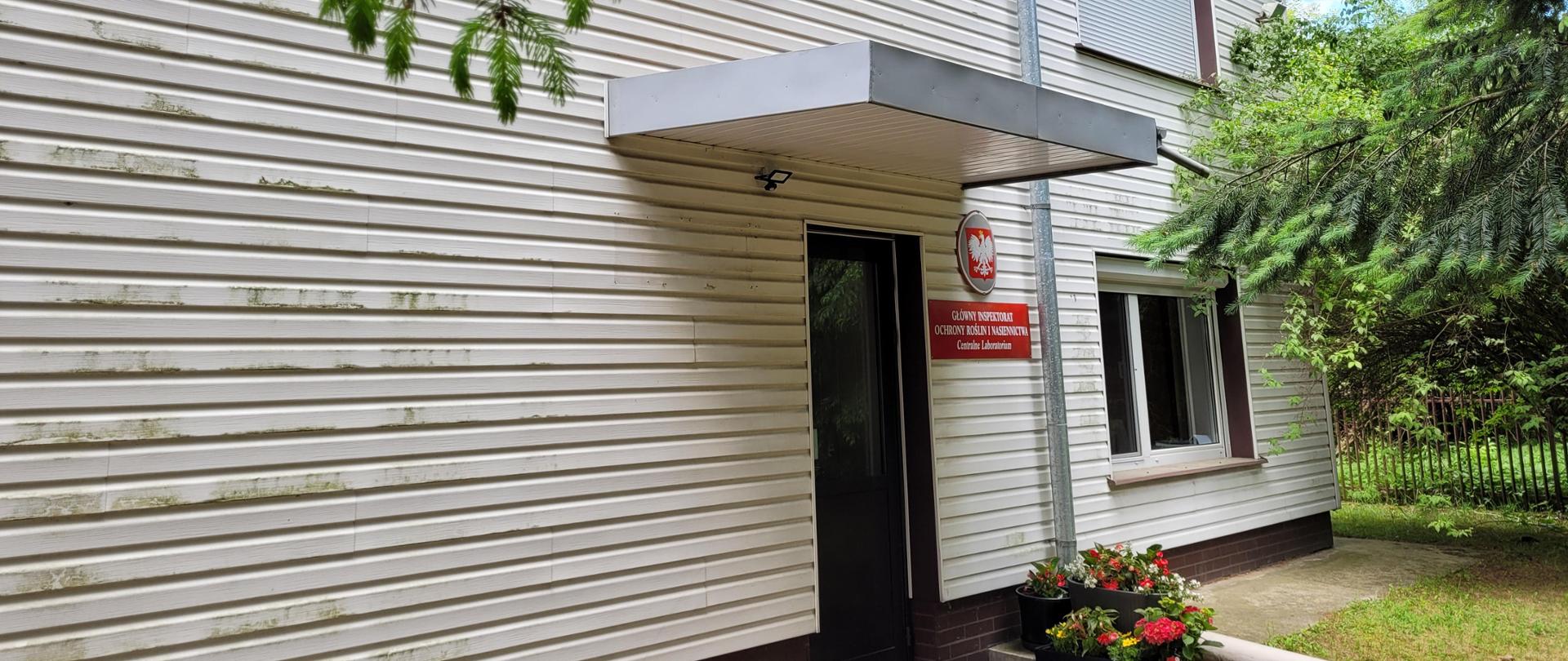 Zdjęcie przedstawia wejście o budynku OCL w Radzyniu Podlaskim