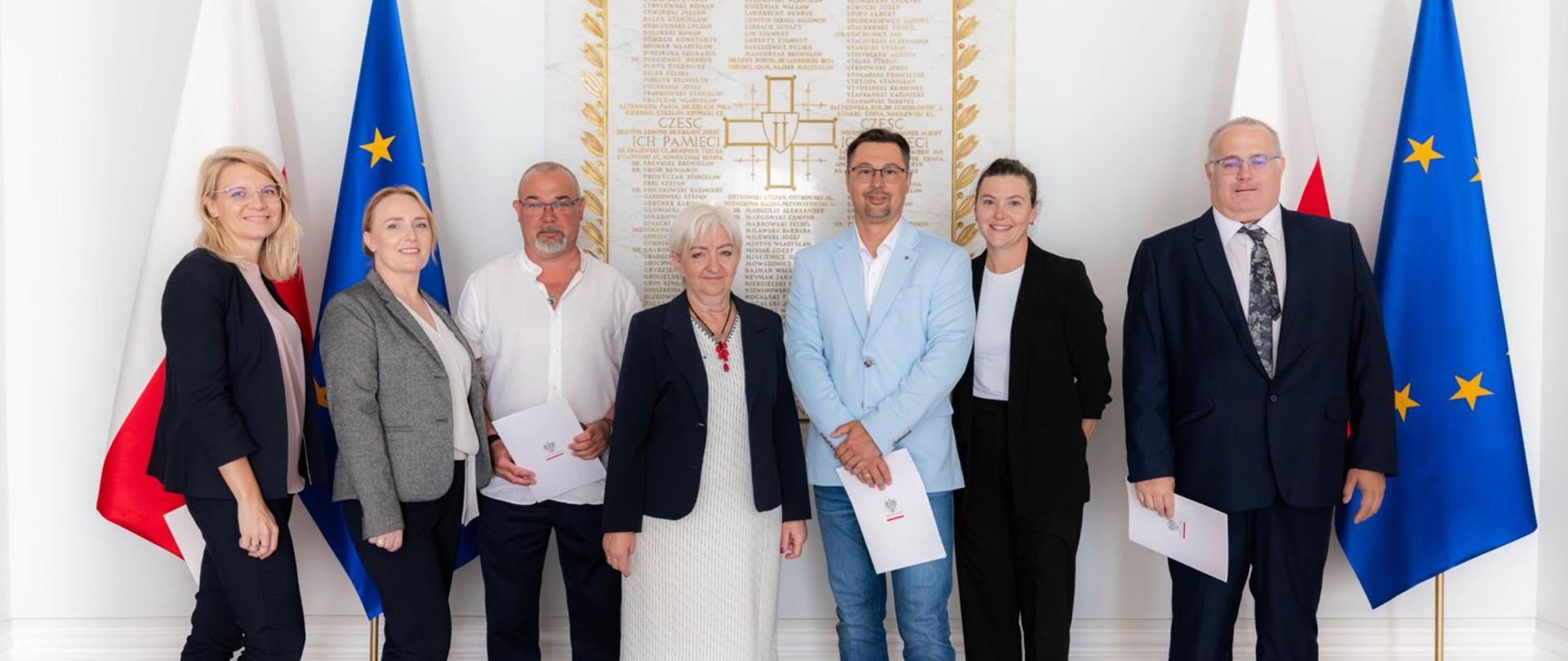 Wyróżnieni pracownicy Dyspozytorni Medycznej w Łodzi wraz z wojewodą łódzkim Dorotą Ryl