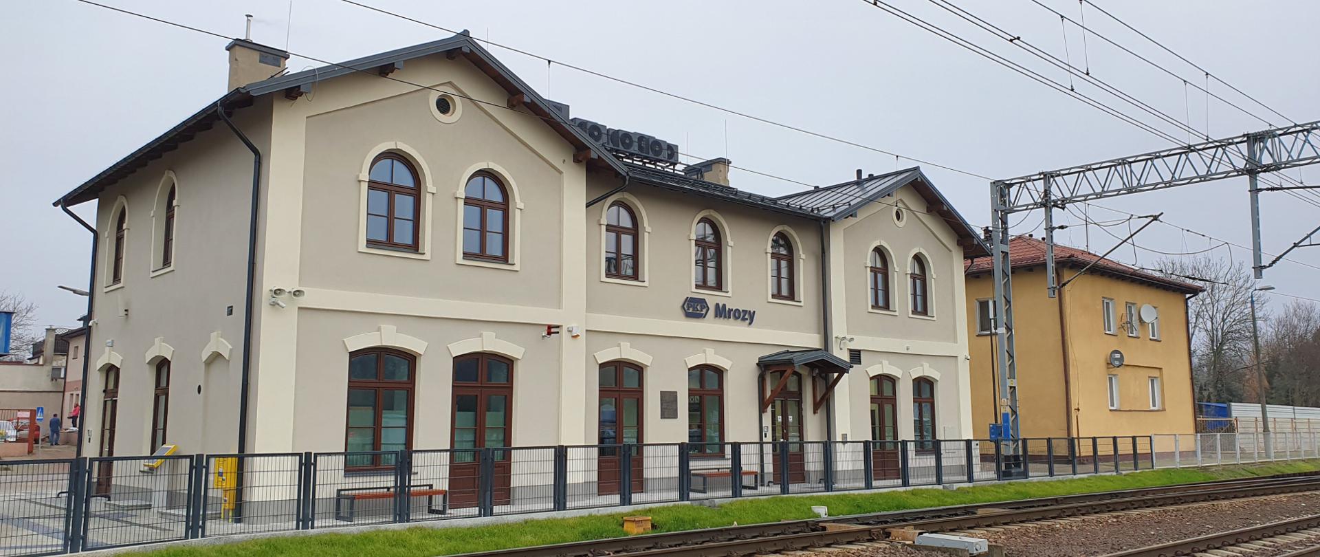 Odrestaurowany dworzec kolejowych w Mrozach