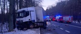 Zderzenie samochodu osobowego marki CITROEN C1 oraz samochodu ciężarowego marki MERCEDES ACTROS na 239. kilometrze drogi krajowej nr 11 na wysokości miejscowości Parkowo. 