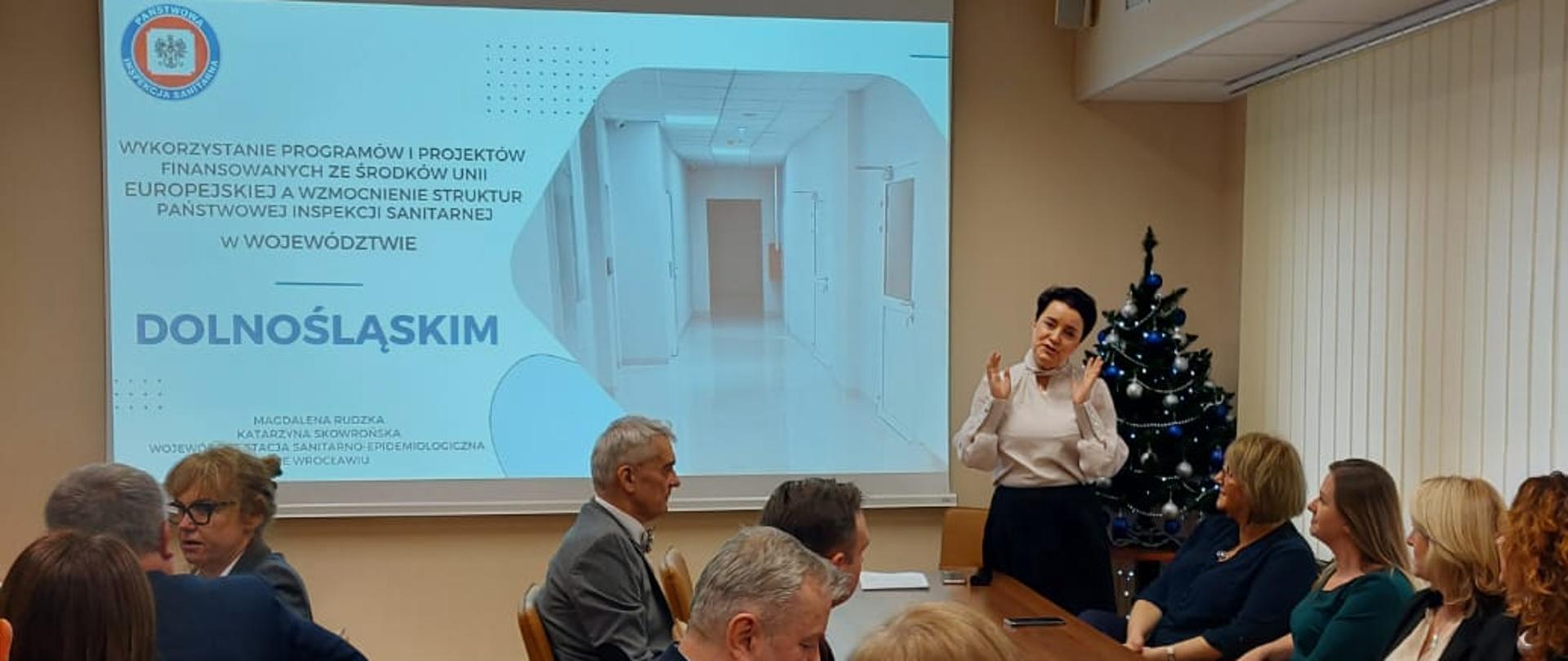 Osoby na sali biorące udział w konferencji