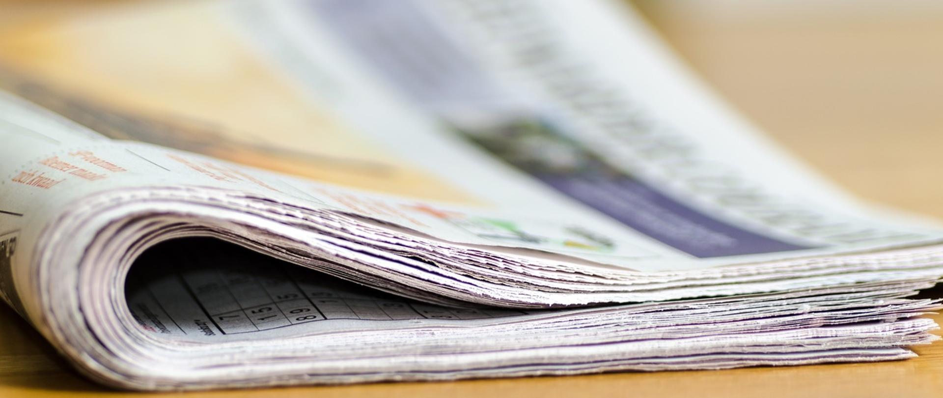 złożona na pół gazeta