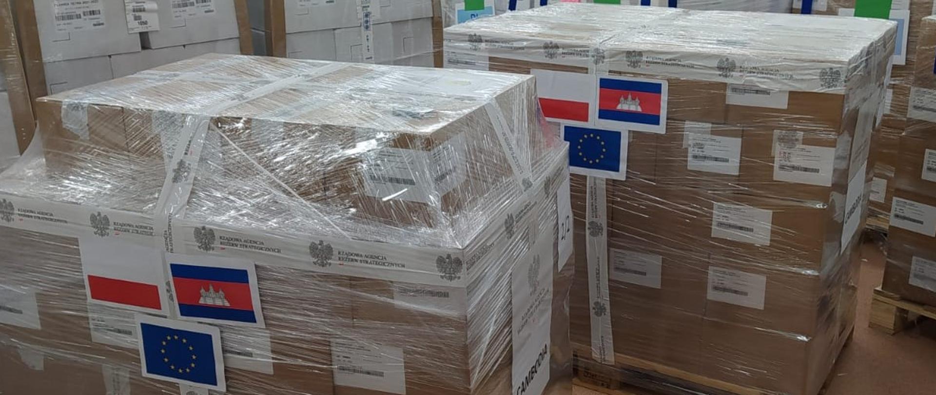 Zapakowane paczki na paletach ze szczepionkami.