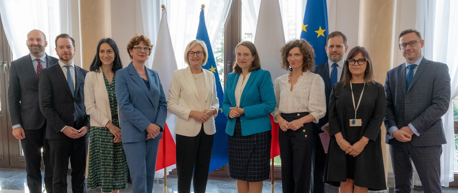 na zdjęciu minister finansów Magdalena Rzeczkowska, komisarz UE Mairead McGuinness i inni uczestnicy spotkania