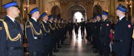 Na zdjęciu kompania honorowa KM PSP w Przemyślu podczas wejścia do archikatedry przemyskiej