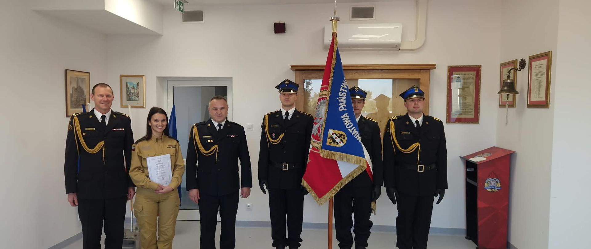 Ślubowanie nowo przyjętej funkcjonariuszki do służby
