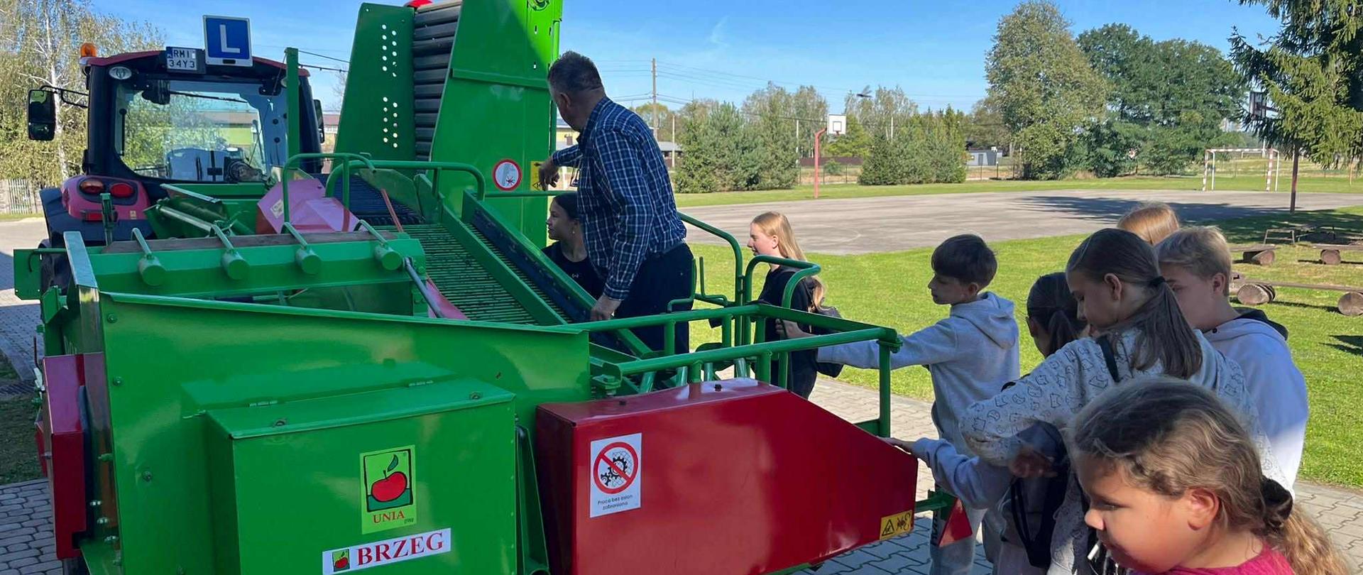 Prezentacja ciągnika i kombajnu do ziemniaków przygotowana przez ZSCKR w Rzemieniu