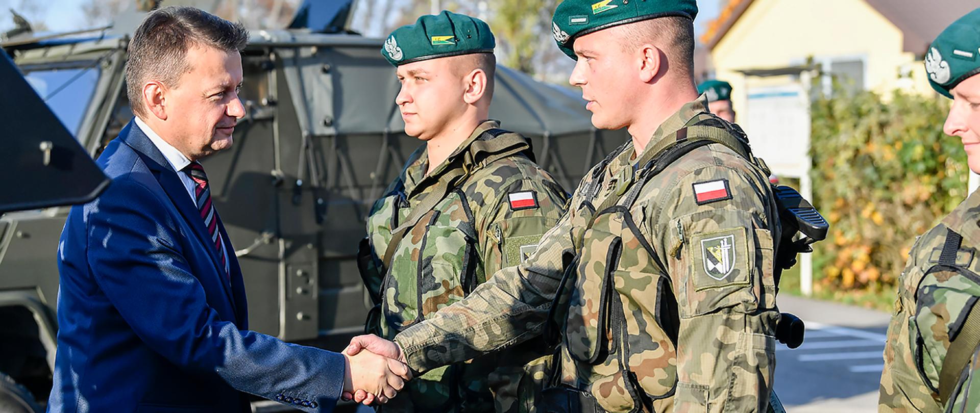 Spotkanie ministra Błaszczaka z żołnierzami oraz uczniami klas mundurowych w Suwałkach.
