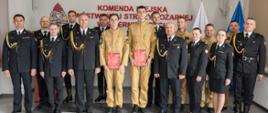 Uczestnicy uroczystości ślubowania pozują do wspólnego zdjęcia w Komendzie Miejskiej PSP w Skierniewicach.