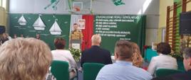 Zakończenie roku szkolnego 2022/2023 w Zespole Szkół Centrum Kształcenia Rolniczego im. Władysława Stanisława Reymonta w Sokołowie Podlaskim - na zdjęciu strażak przemawia w sali gimnastycznej na zakończenie roku szkolnego