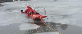 Funkcjonariusze ćwiczący ratownictwo wodno-lodowe.