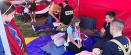 Na zdjęciu strażacy PSP uczą na manekinach pierwszej pomocy