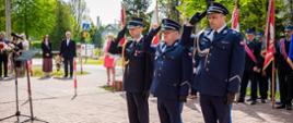 Zdjęcie przedstawia Komendanta Powiatowego PSP w Zgierzu wraz z przedstawicielami Policji podczas składania kwiatów.