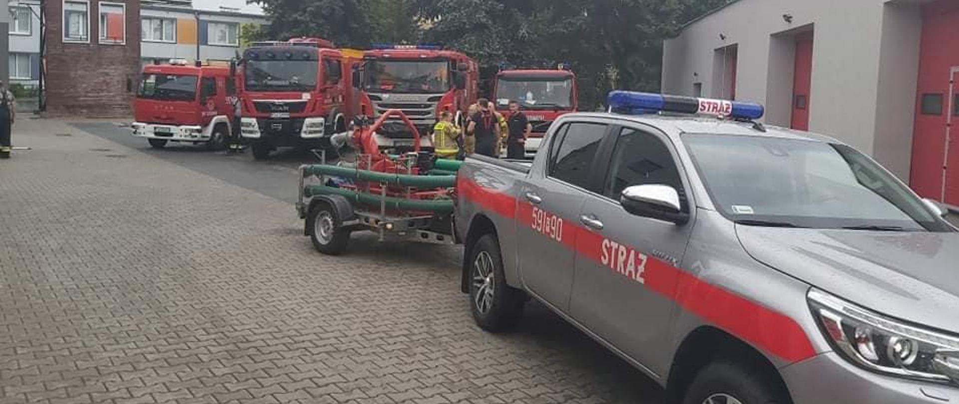 NA ZDJĘCIU WIDZIMY KONCENTRACJĘ JEDNOSTEK PSP I OSP PRZED WYJAZDEM NA TEREN MIASTA POZNAŃ