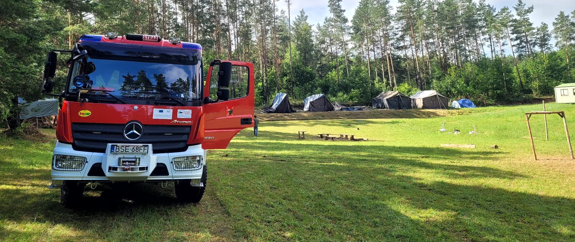 Interwencja strażaków z KP PSP w Sejnach na obozowisku w Budzie Ruskiej, pomoc w rozstawieniu zniszczonych namiotów.