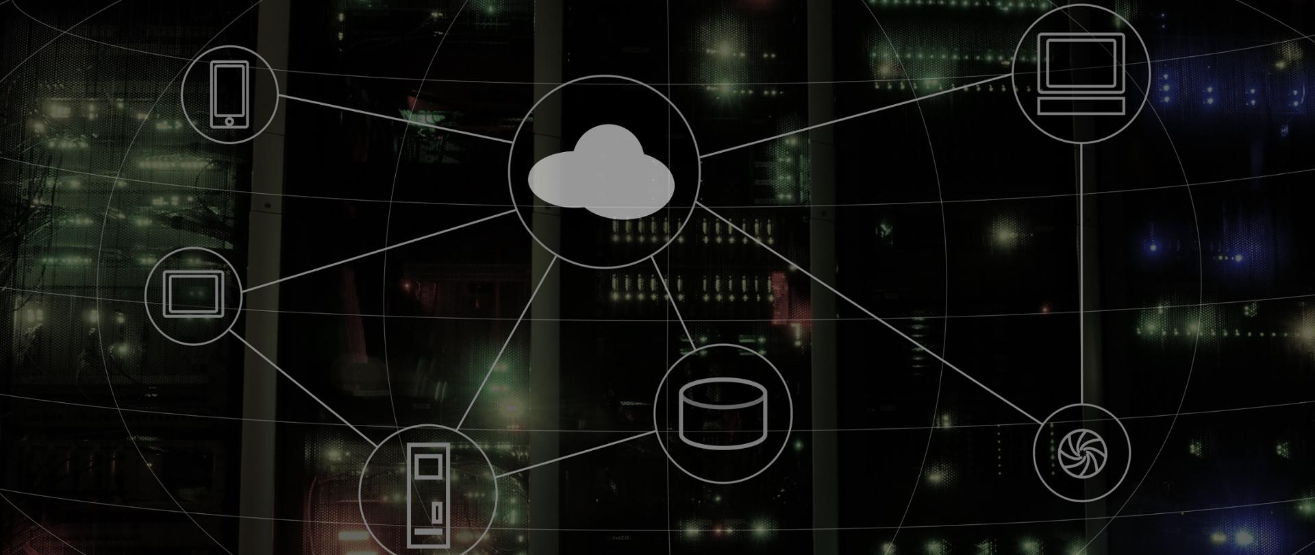 Grafika symbolizuje chmurę obliczeniową. Grafika chmury połączonej z komputerami, laptopami, smartfonami.