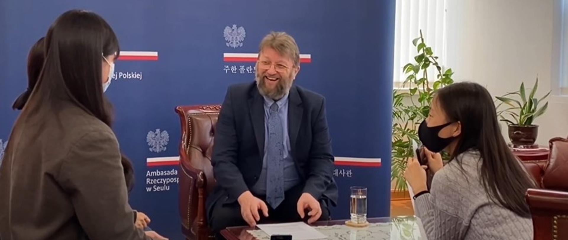 Wywiad Ambasadora Piotra Ostaszewskiego dla studentek HUFS