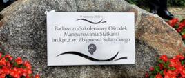 Kamień z tablicą pamiątkową Badawczo-Szkoleniowy Ośrodek Manewrowania Statkami im. kpt. ż.w. Zbigniewa Sulatyckiego.