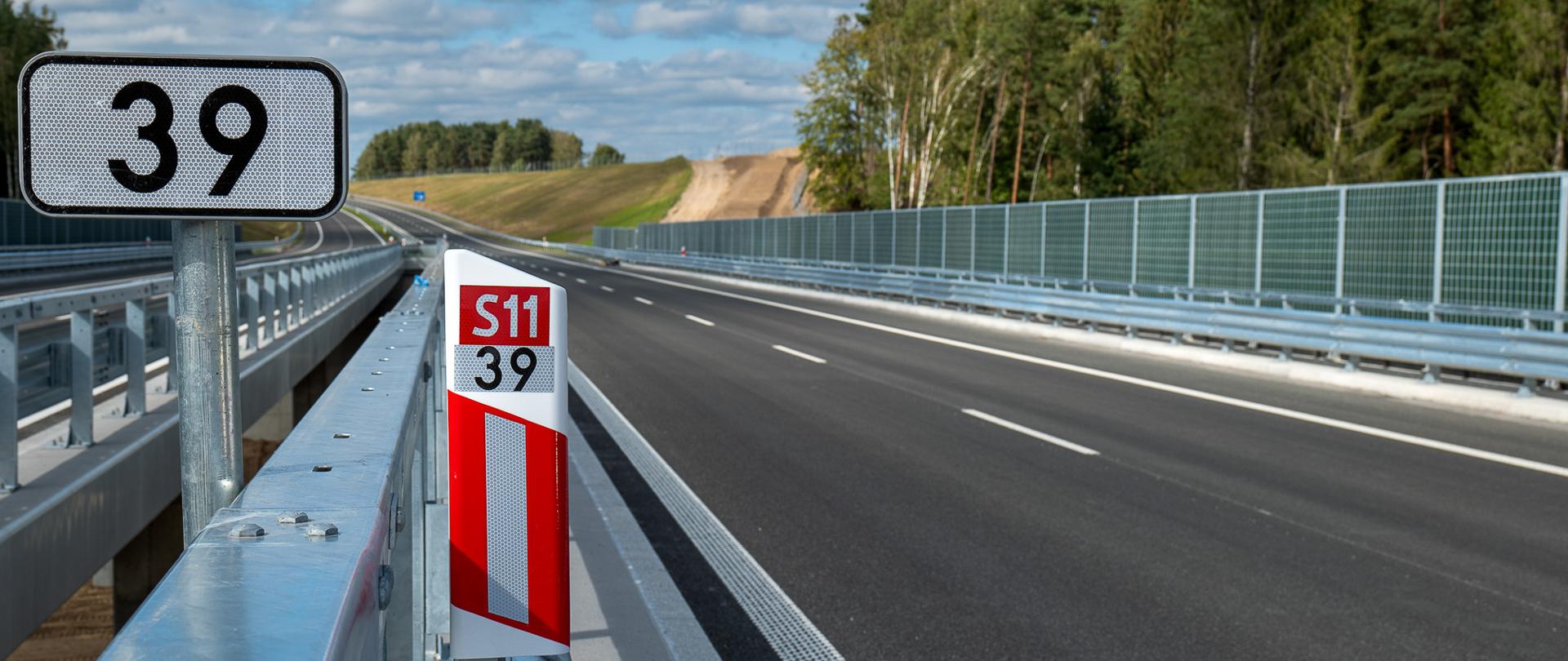 Zdjęcie przedstawia drogę S11.