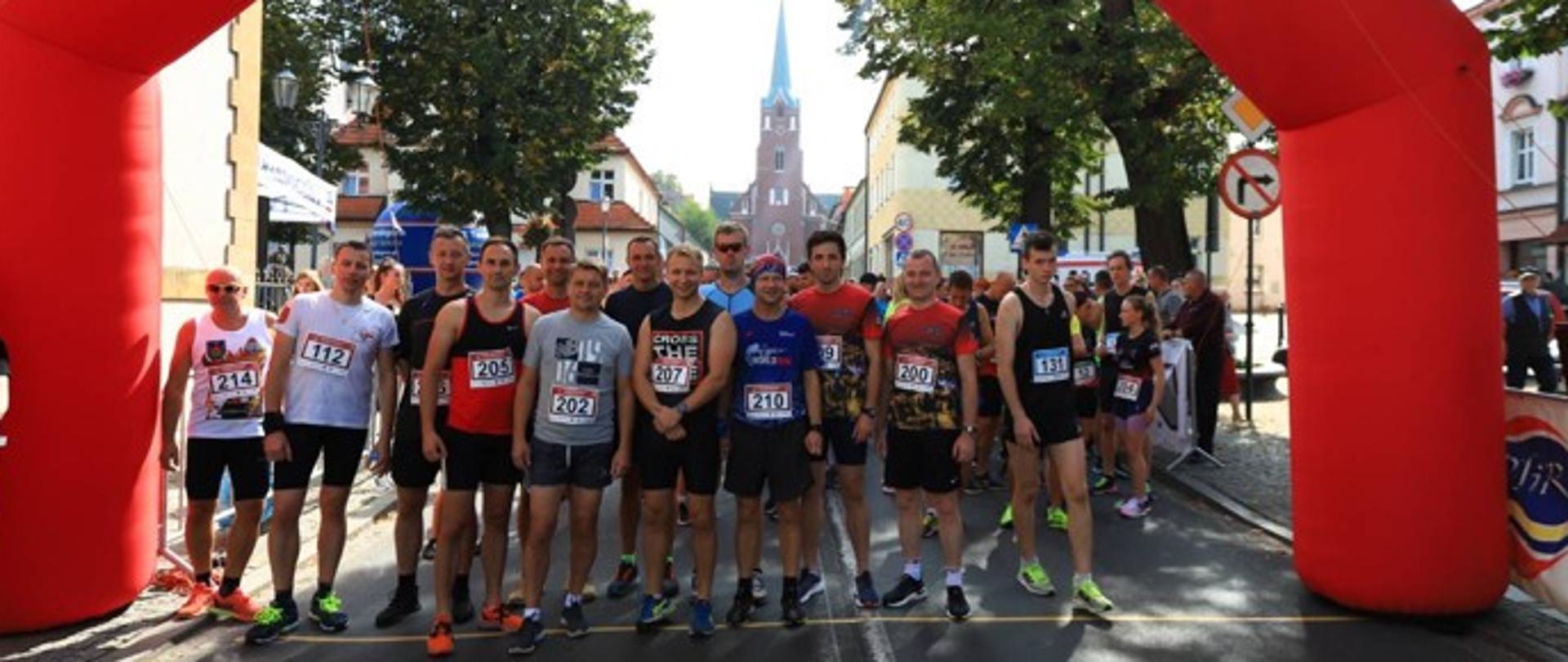 Strażacy na linii startu biegu w Twardogórze.