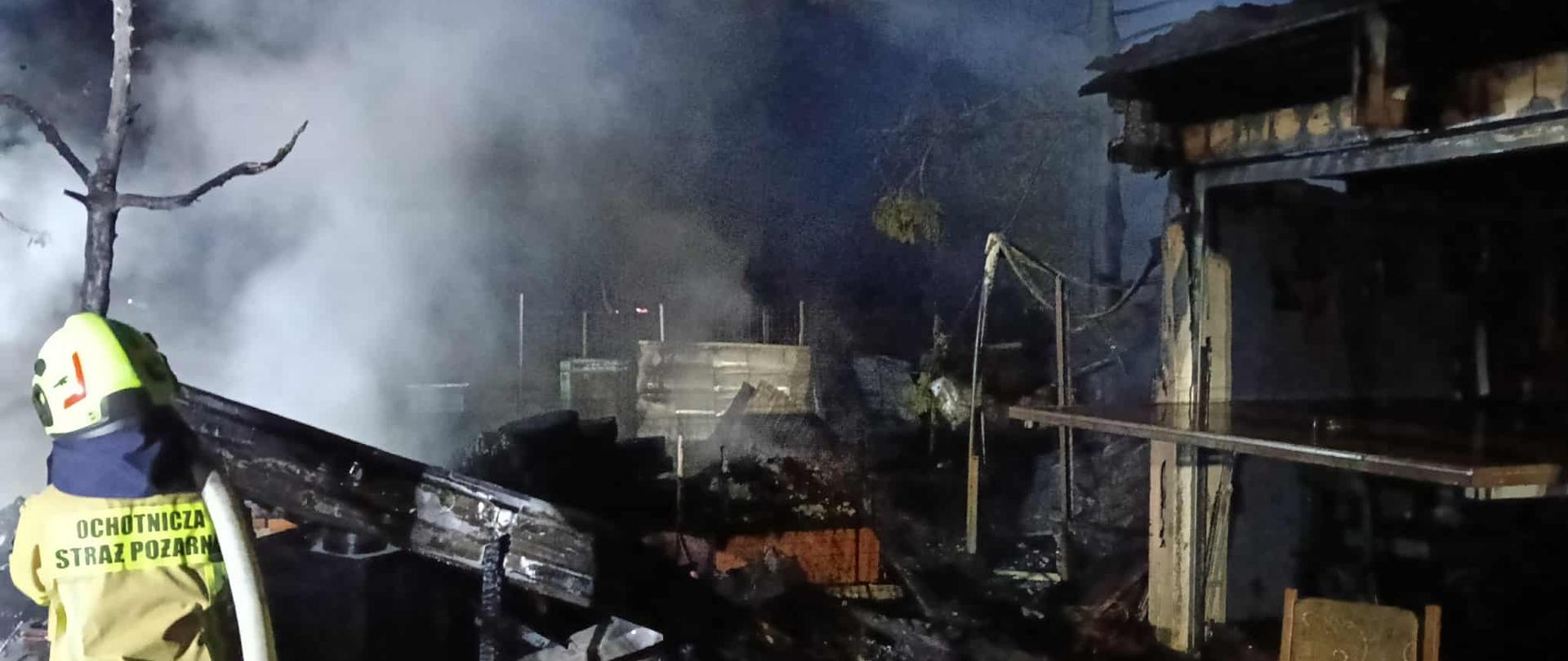 Spalone budynki gospodarcze, jest noc