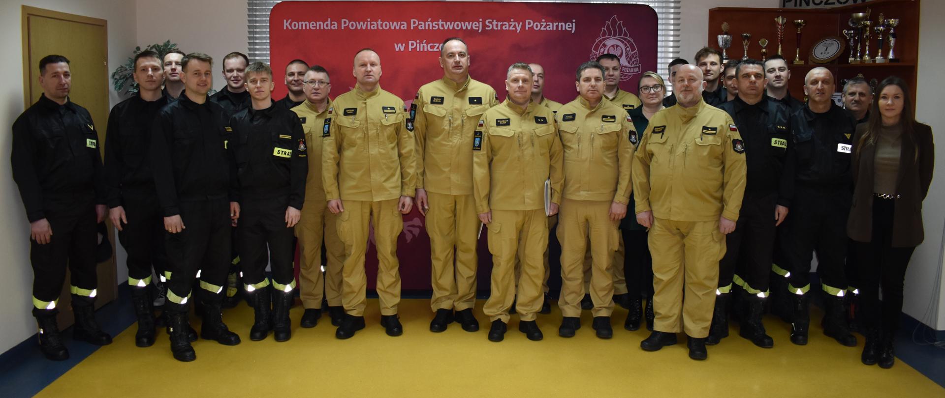 Strażacy KP PSP w Pińczowie podczas uroczystej zbiórki z okazji mianowania zastępcy dowódcy JRG PSP oraz dowódcy zmiany. 