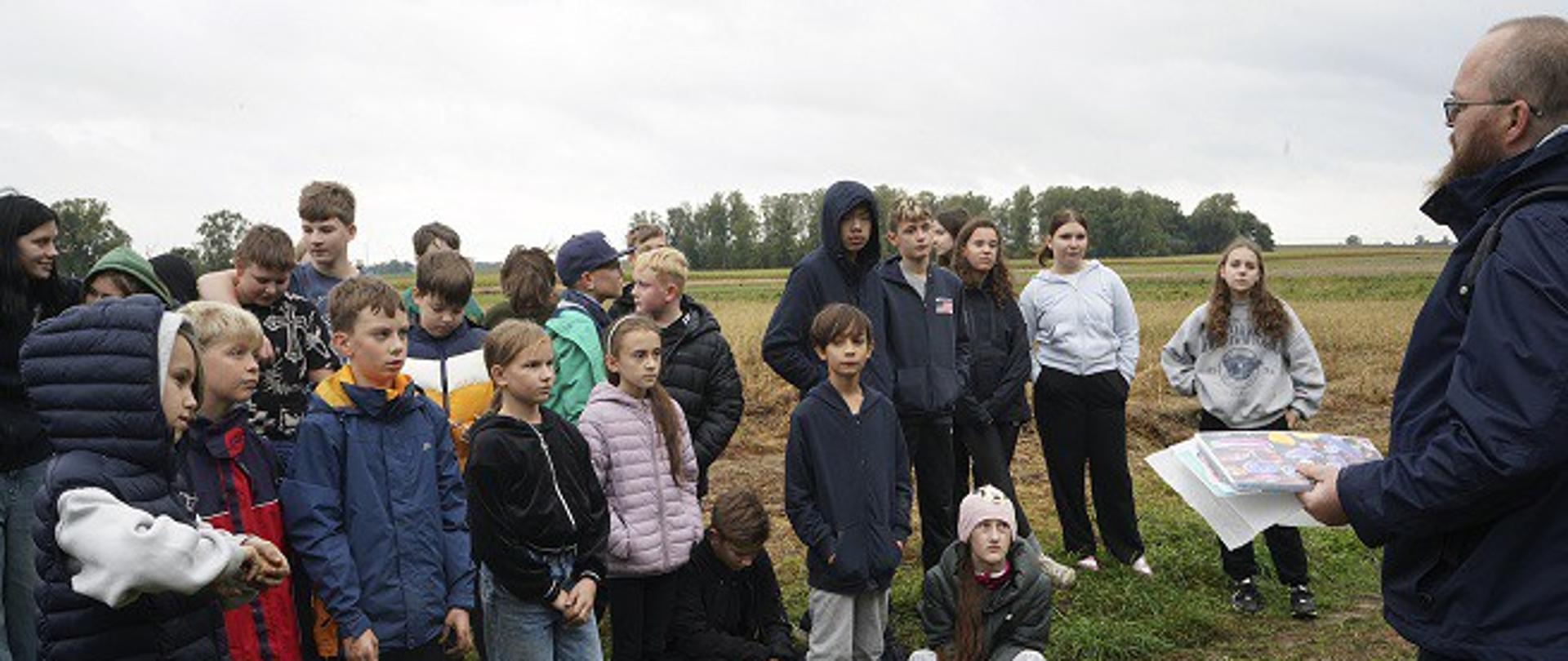 zdjęcie przedstawia grupkę dzieci na wykopkach