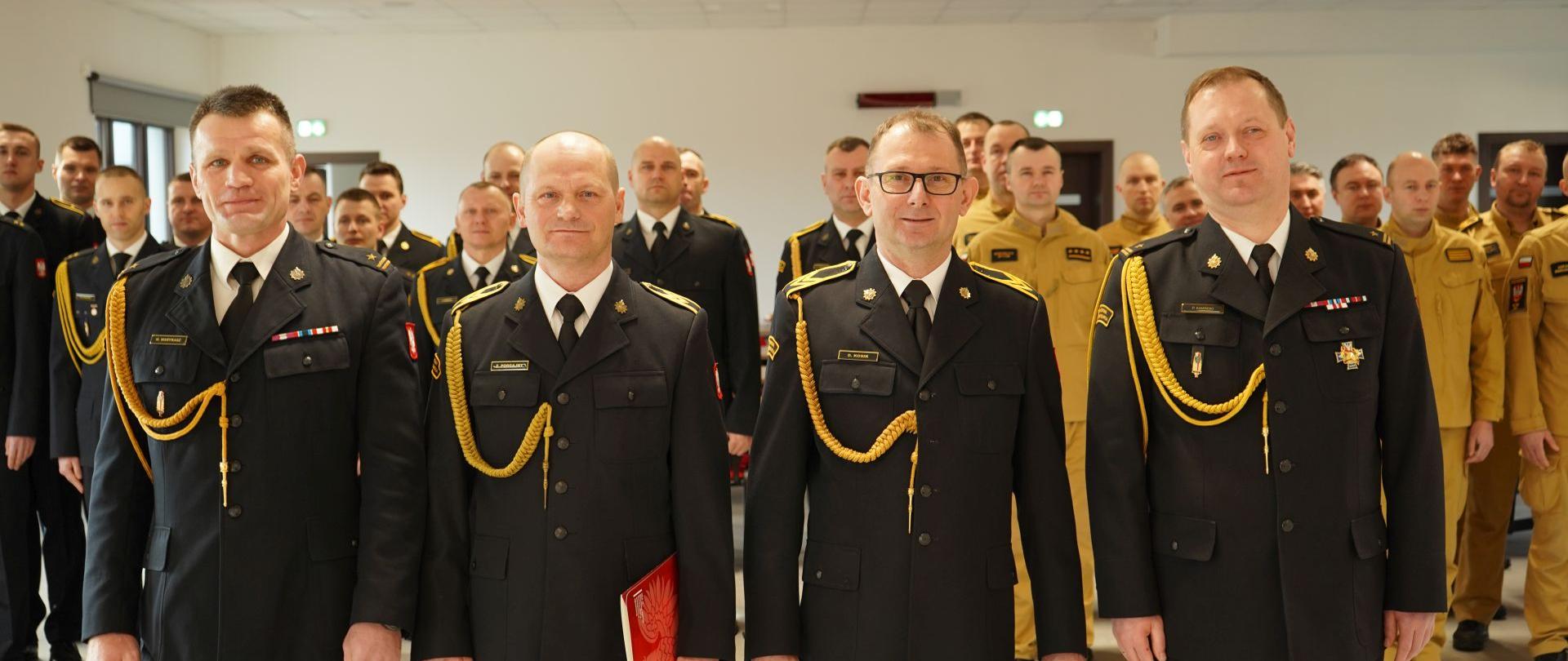 Na zdjęciu widać strażaków w trakcie apelu związanego z odejście na zaopatrzenie emerytalne strażaków. 