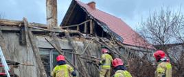 Strażacy oraz zgodnie z obowiązującymi procedurami dokonują dokładnego przeszukania budynku pod względem osób poszkodowanych, które mogły przebywać w budynku podczas zdarzenia. Widok budynku po zawaleniu się drewnianej konstrukcji dachu pokrytej dachówką w budynku mieszkalnym jednorodzinnym (dwulokalowym).