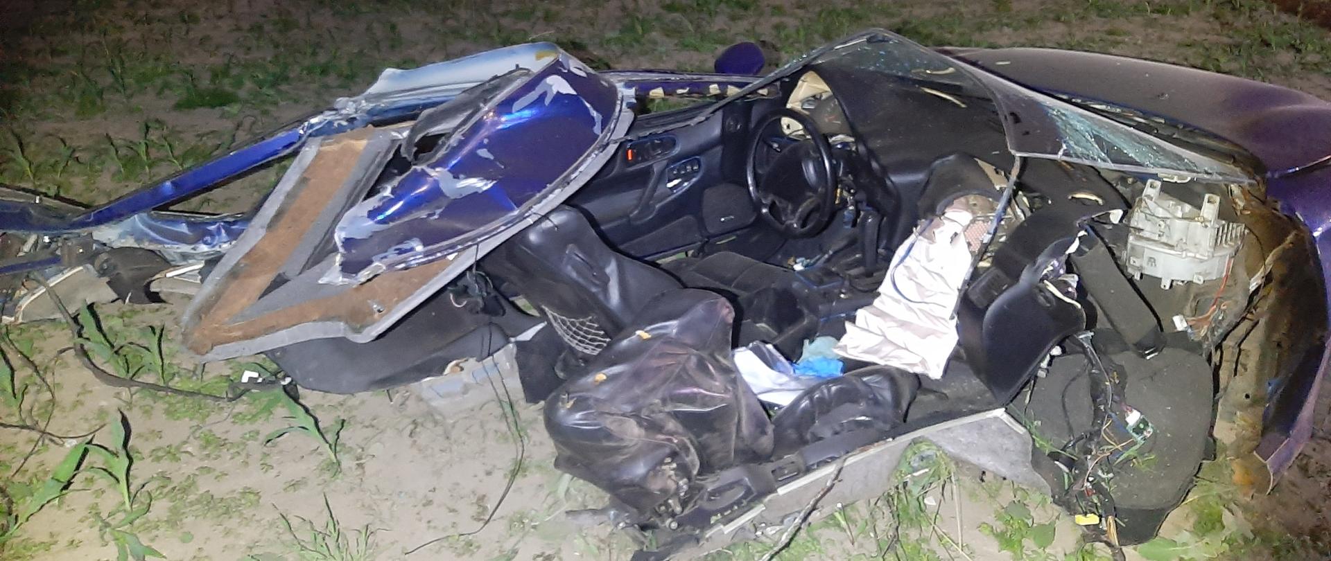 Wypadek drogowy w m. Mroczno, rozerwany samochód osobowy