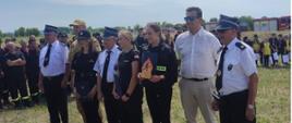 Zdjęcie przedstawia ustawienie się kapitanów drużyn KDP po dekoracji na zakończenie zawodów sportowo- pożarniczych