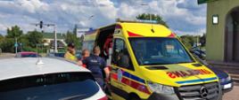 służby ratownicze obok karetki
