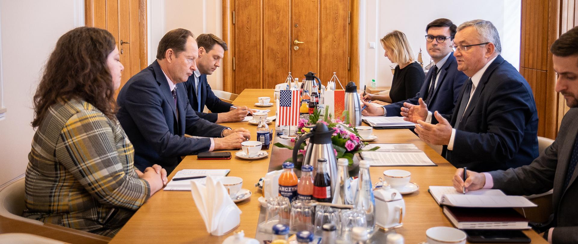 Minister infrastruktury Andrzej Adamczyk podczas rozmowy z ambasadorem Stanów Zjednoczonych w Polsce Markiem Brzezińskim