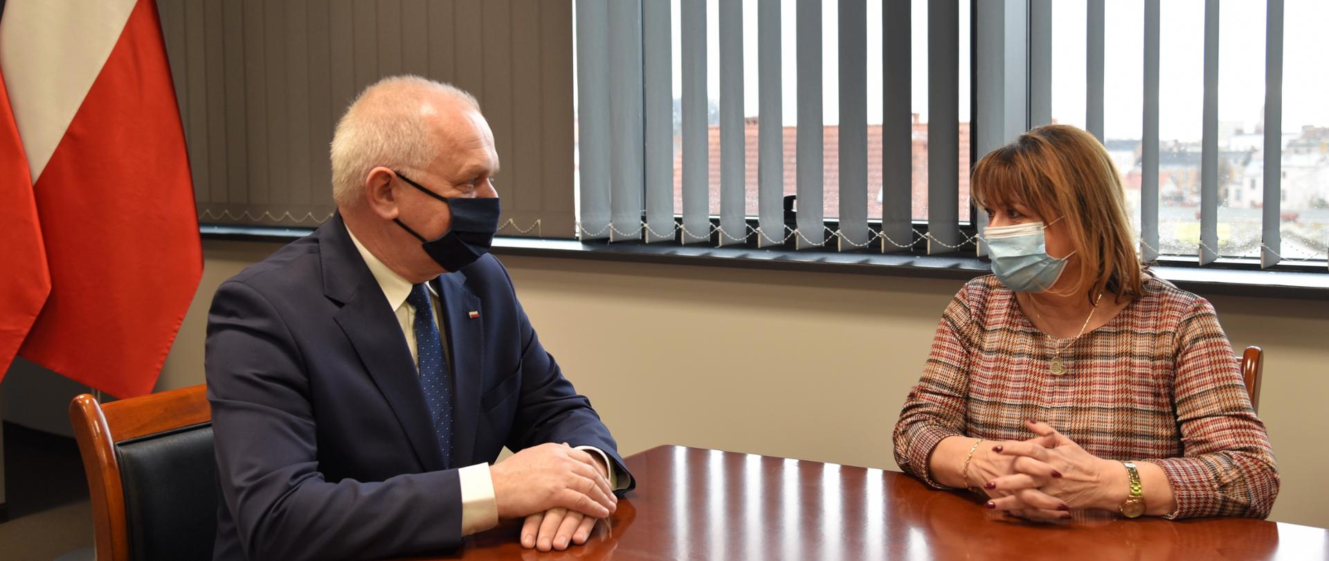 Wojewoda z wójt gminy Bogdaniec rozmawiają przy stole w gabinecie