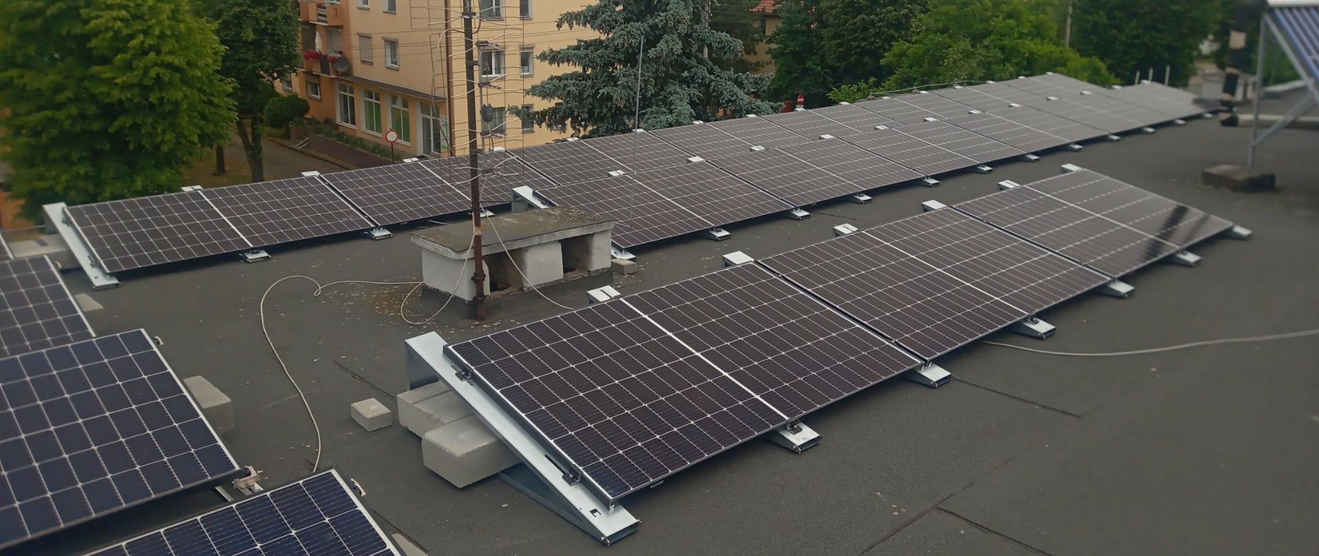 Panele fotowoltaiczne na dachu budynku