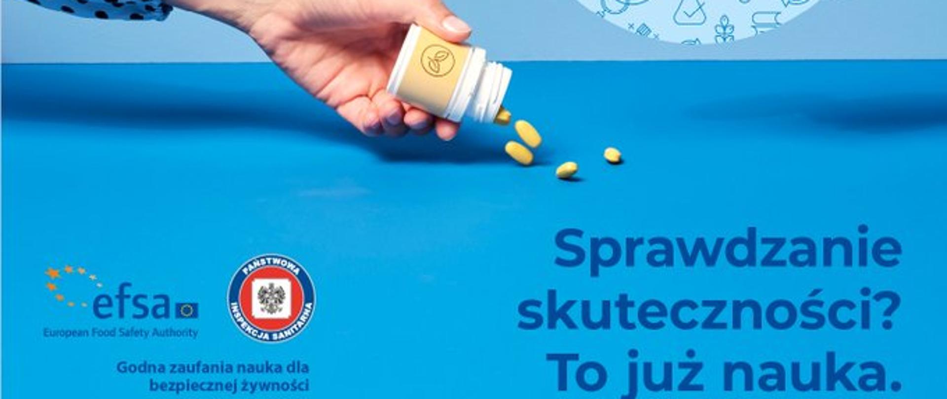 Po lewej stronie wyciągnięta ręka wysypująca tabletki, po prawej ręka trzymająca lupę