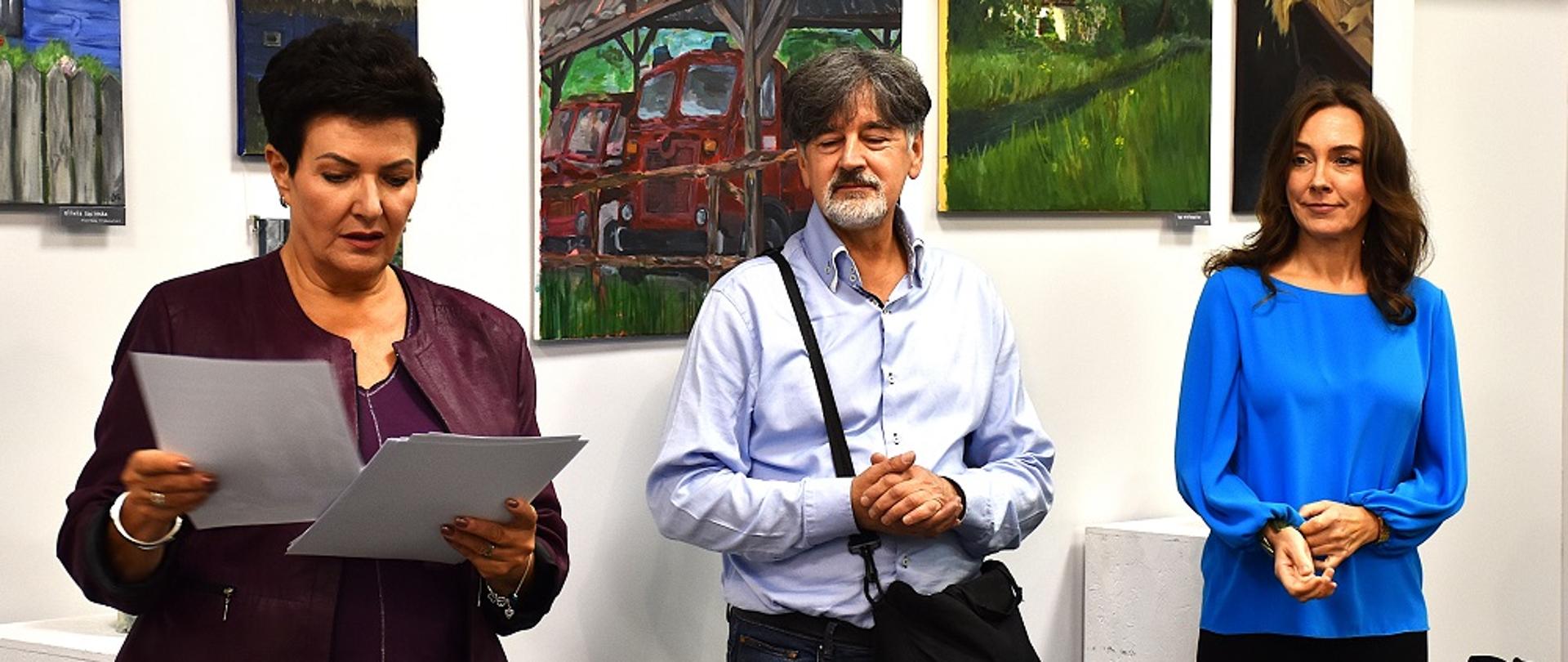 Na zdjęciu dyrektor szkoły wraz z ambasadorami podczas odczytywania zdobytych nagród