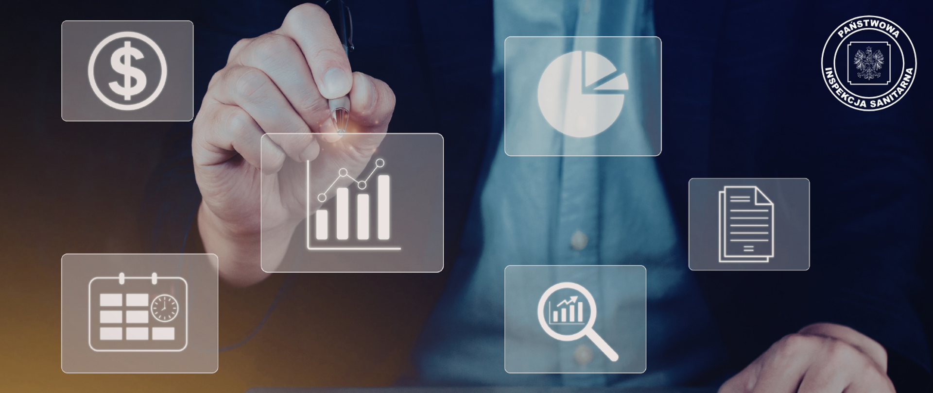 Na zdjęciu logo Państwowej Inspekcji Sanitarnej. W tle mężczyzna z długopisem w ręce wskazujący na różne ikonki.